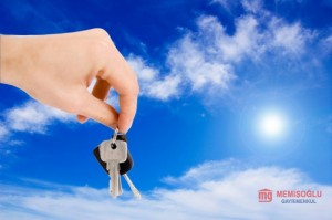 hand_holding_a_key_1204_62.jpg